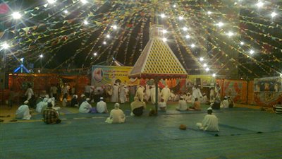 «العالم بيتي» تحتفل بالمولد النبوي مع سكان المقابر