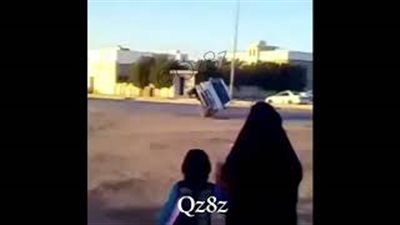 بالفيديو.. لحظة تعرض سيارة لحادث انقلاب مروع أمام المارة