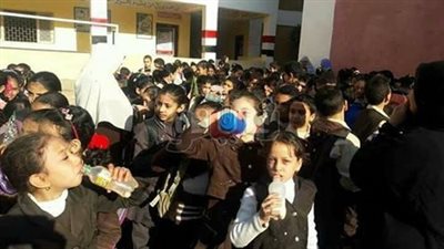 مدير مدرسة ابتدائية بالدقهلية يوزع لبنا بالتمر على الطلاب يوميا