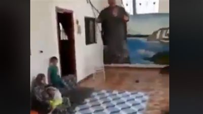 سقوط مروع لأب من فوق الأرجوحة أمام عائلته (فيديو)
