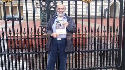 أشرف السعد يدعو المصريين للمشاركة في الانتخابات من أمام قصر باكينجهام