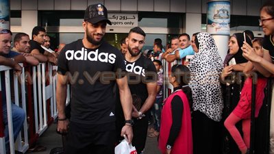 بعثة الزمالك تصل القاهرة بعد خسارة السوبر.. علامات الحزن تسيطر على الفريق.. استقبال جماهيري حافل لمساندة اللاعبين... أمين شرطة لـ «حازم إمام»: «أنت أرجل لاعب في مصر».. و«فيرير