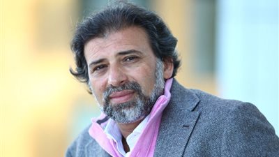 خالد يوسف وإلهام شاهين يغادران مطار القاهرة متوجهين للكويت