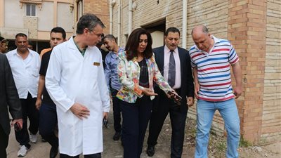 4 صور ترصد غضب محافظ دمياط من مستوى نظافة المستشفيات