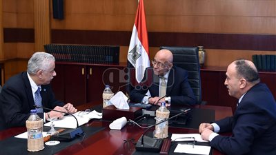 شريف إسماعيل يلتقي وزير التعليم بهيئة الاستثمار