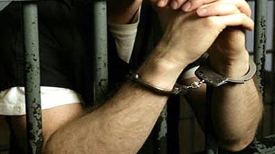 أمين شرطة يسرق حقيبة أحد المواطنين بالنزهة..المتهم استغل مسماه الوظيفى وخطف حقيبة بها 40 ألف جنيه..المجنى عليه يتعرف عليه..والنيابة تحبسه 4 أيام