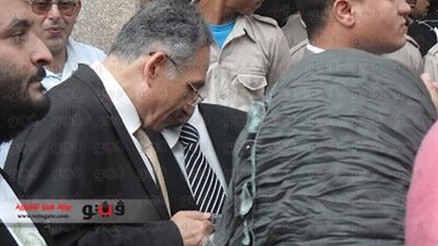 بالصور.. ممدوح حمزة يشارك فى وقفة التضامن مع دومة