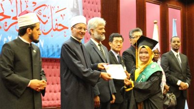 «يوم الحصاد».. الأزهر يحتفل بتخريج دفعة جديدة من الطلاب الوافدين.. منح مجانية للمتفوقين.. الزغاريد تعلو قاعة المؤتمرات.. والمحرصاوي: لدينا 33 ألف وافد في المراحل المختلفة (فيديو وصور)