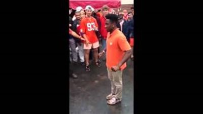 شاهد.. ماذا حدث لشاب حاول استعراض مهاراته في الرقص أمام المارة