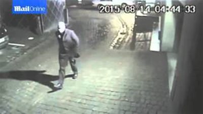 بالفيديو.. لقطات مروعة لمغتصب يحمل ضحيته قبل تنفيذ الجريمة