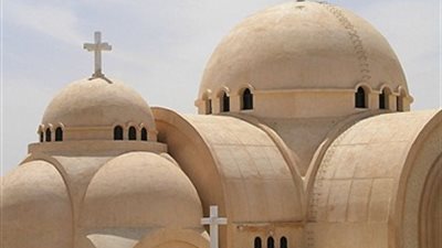 أسر مسلمة تهنئ الأقباط بالمنيا ولجان شعبية تحرس الكنائس