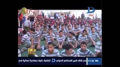 بالفيديو.. مدير مدرسة بالفيوم يؤم الطلاب لأداء الصلاة جماعة في الفناء