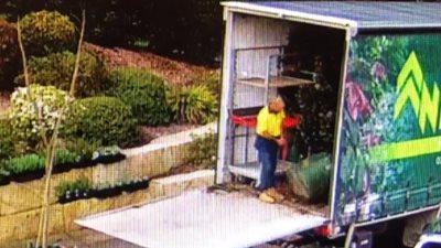 سقوط مروع لسائق ديلفري يتسبب في إغمائه (فيديو)