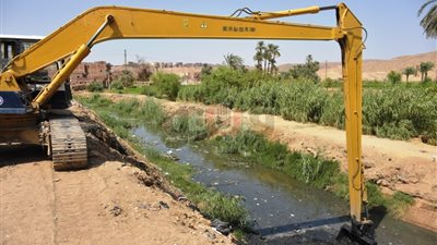 محافظ أسوان يتابع جاهزية مخرات السيول