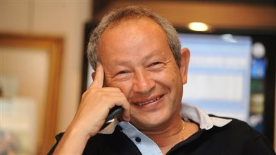 ساويرس ممازحًا أحد متابعيه عن الزواج: «إوعى»