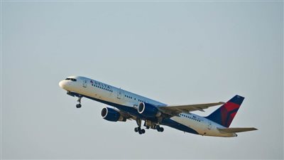 طائرة تتخلص من الوقود جوا على أحد أحياء لوس أنجلوس الأمريكية | فيديو