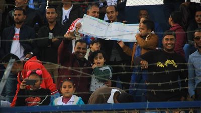 جماهير الأبيض ترفع لافتات 