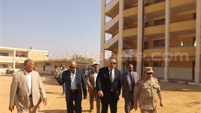 بالفيديو والصور.. محافظ الفيوم يتفقد قوات تأمين المقار الانتخابية