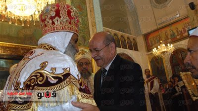 بالصور.. محافظ الجيزة يشارك الأقباط الاحتفال بعيد القيامة