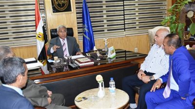 محافظ أسوان لمهنئيه: البركة في ربنا وفيكم وأيد لوحدها متصقفش (صور)