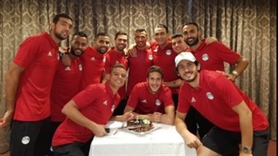 لاعبو المنتخب يفاجئون «تريزيجية» بحفل عيد ميلاده قبل موقعة الكونغو