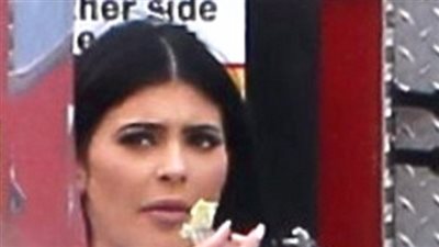 بالصور.. «كايلي جينر» تلتهم الكعك في عيد ميلاد ابن حبيبها «تيجا»