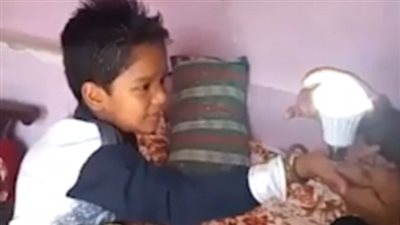 صبي يستطيع إضاءة المصابيح الكهربائية بجسده (فيديو وصور)