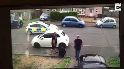 بالفيديو والصور.. شاب يستخدم قوته في تحريك سيارة لإفساح الطريق