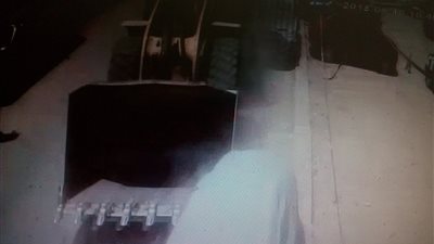 «لودر نظافة» يحطم سيارتين في شارع التروللي بالمطرية (فيديو وصور)