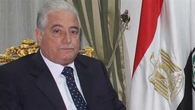 محافظ جنوب سيناء يضع إكليلا من الزهور على النصب التذكاري بطور سيناء