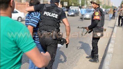 بالصور.. ضبط أحد عناصر 