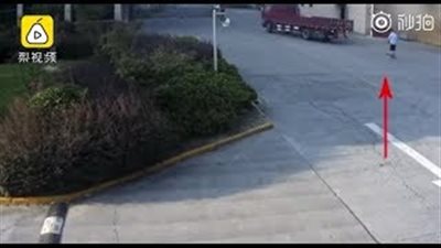 حادث مرعب لرجل انشغل باللعب على هاتفه وسط الطريق (فيديو)