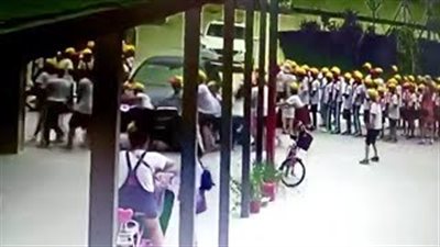 مُدرسة تدهس طلابا خارج مدرسة بسيارتها الـ«BMW» (فيديو)