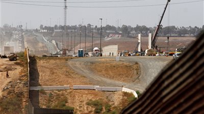 بالصور.. النماذج الأولية للجدار الحدودي بين أمريكا والمكسيك