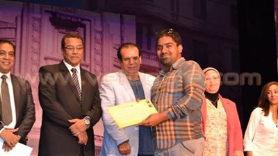 بالصور.. المسرح الفني بالإسكندرية يكرم 