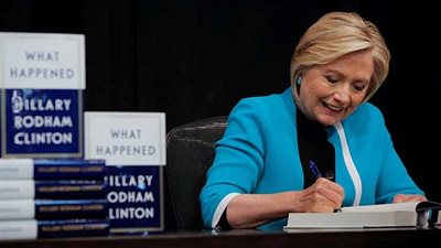 كتاب هيلاري كلينتون «ماذا حدث» يتصدر قائمة الأكثر مبيعا