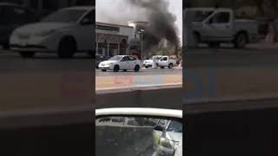 بالفيديو.. لحظة اشتعال النيران فجأة في سيارة