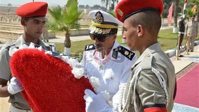 وضع أكاليل الزهور على النصب التذكاري احتفالا بذكرى حرب 73 بالإسماعيلية