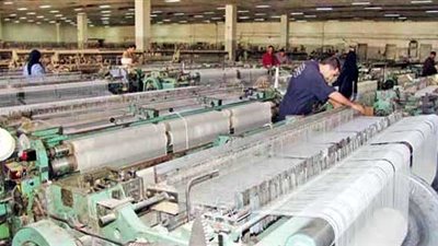 عمال اليومية بـ«غزل المحلة» يحتجون لعدم صرف الـ 10%