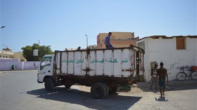 بالصور.. استمرار أعمال النظافة والرصف بمدينة القصير