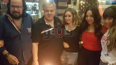 بالصور.. هنا الزاهد تحتفل بتخرجها برفقة زوج والدتها طلعت زكريا