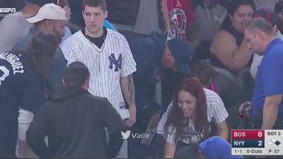 بالفيديو.. شاب يطلب الزواج من فتاة داخل مدرجات مباراة كرة قدم