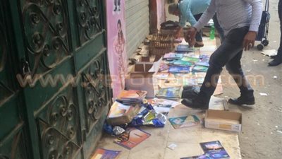 بالصور.. ضبط باعة يتاجرون في كتب «التعليم» على أرصفة شبرا الخيمة