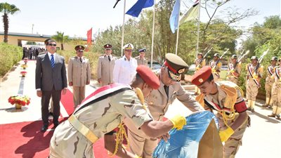 بالصور.. محافظ أسيوط يضع إكليل الزهور على قبر الجندي المجهول