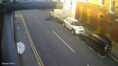 بالفيديو والصور.. سيارة تلقي رجلا في الهواء