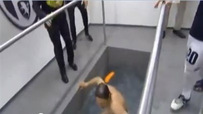 بالفيديو.. لاعبو يوفنتوس يلقون مدربهم 