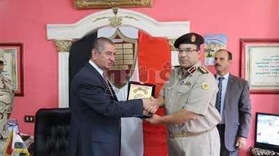 محافظ كفر الشيخ يضع إكليل الزهور على النصب التذكاري للجندي المجهول