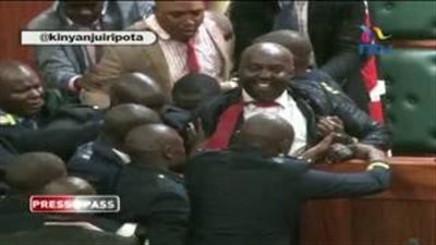 بالفيديو.. مسئول كيني يلقن وزير الاتصالات الصومالي «علقة ساخنة»