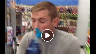 بالفيديو.. رد فعل شاب انفجرت في وجهه عبوة شامبو