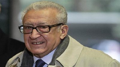 وزير خارجية الجزائر الأسبق يغادر القاهرة متوجهًا لفرنسا